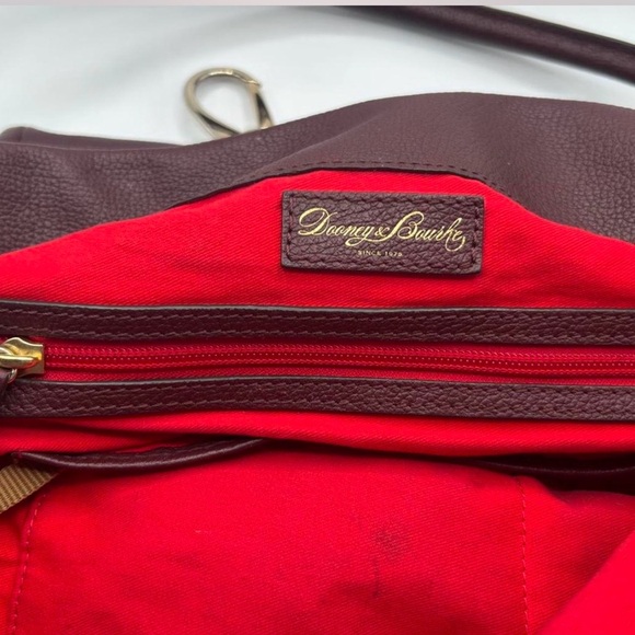 Dooney & Bourke Belvedere Logo Lock shoulder bag in burgundy pebbled leather - Picture 6 of 7